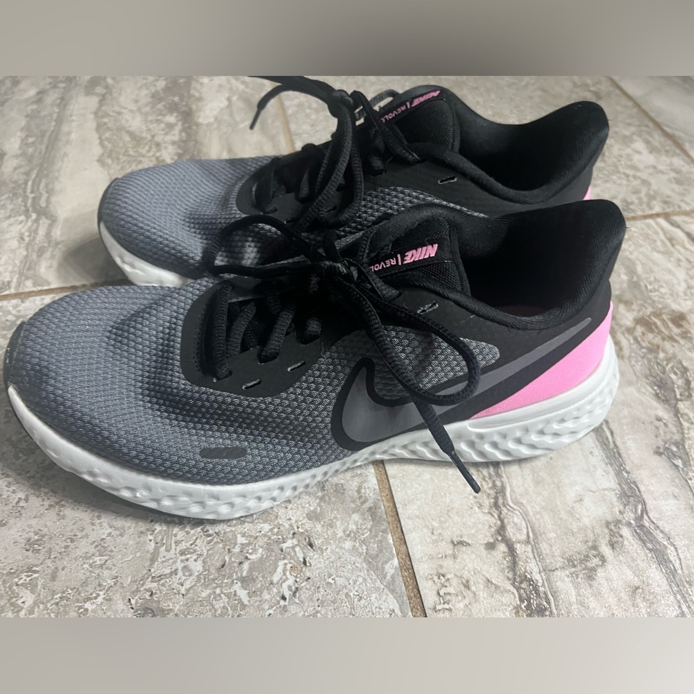 Nike Revolution